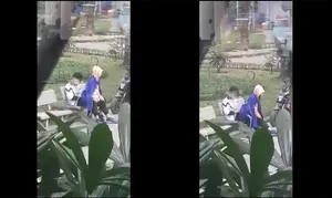 两名青少年在青年公园的蹦床上玩耍